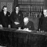 Il 27 dicembre 1947 viene promulgata dal capo provvisorio dello Stato Enrico De Nicola la Costituzione della Repubblica Italiana. Al suo fianco, Alcide De Gasperi, presidente del Consiglio, Umberto Terracini, presidente dellaIl 27 dicembre 1947 viene promulgata dal capo provvisorio dello Stato Enrico De Nicola la Costituzione della Repubblica Italiana. Al suo fianco, Alcide De Gasperi, presidente del Consiglio, Umberto Terracini, presidente della Costituente, e Giuseppe Grassi, guardasigilli. Costituente, e Giuseppe Grassi, guardasigilli.